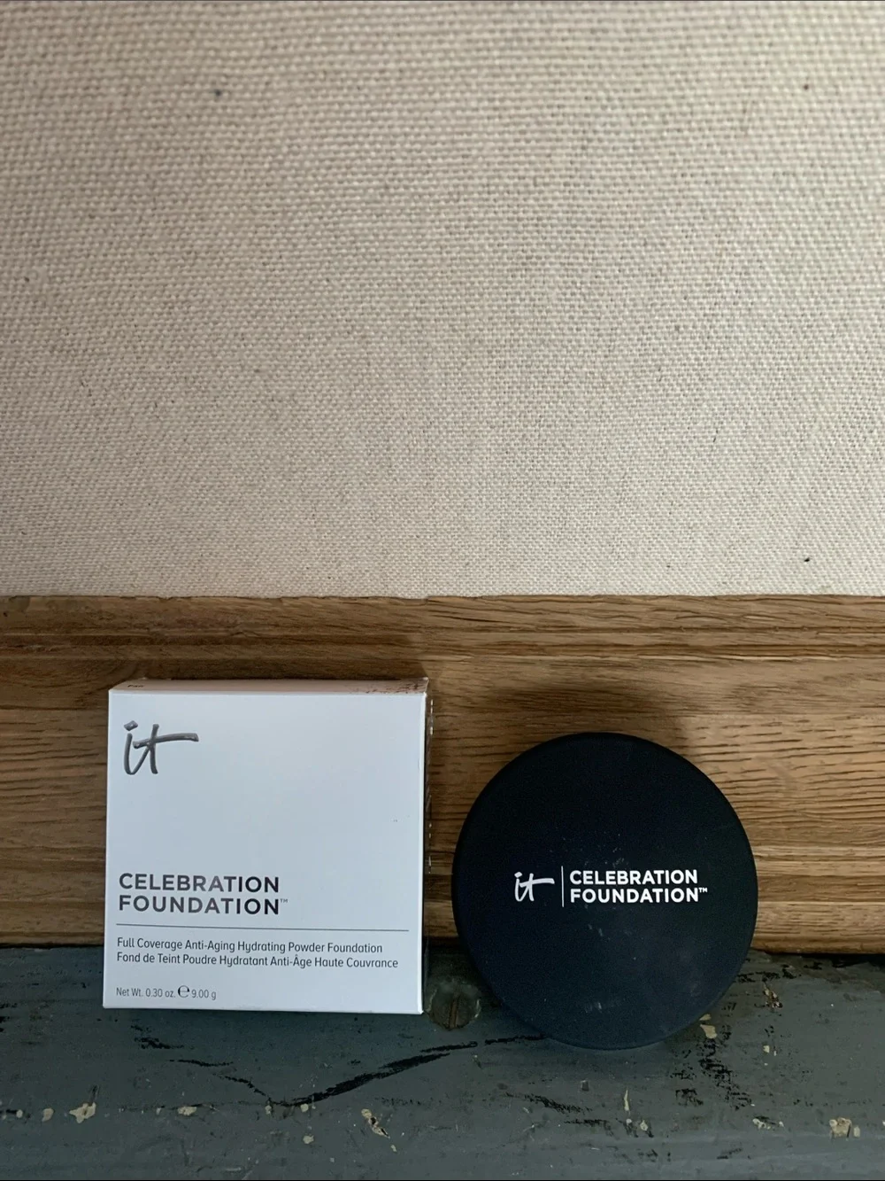 it cosmetics Celebration Foundation Compact — White Box with Black Case
